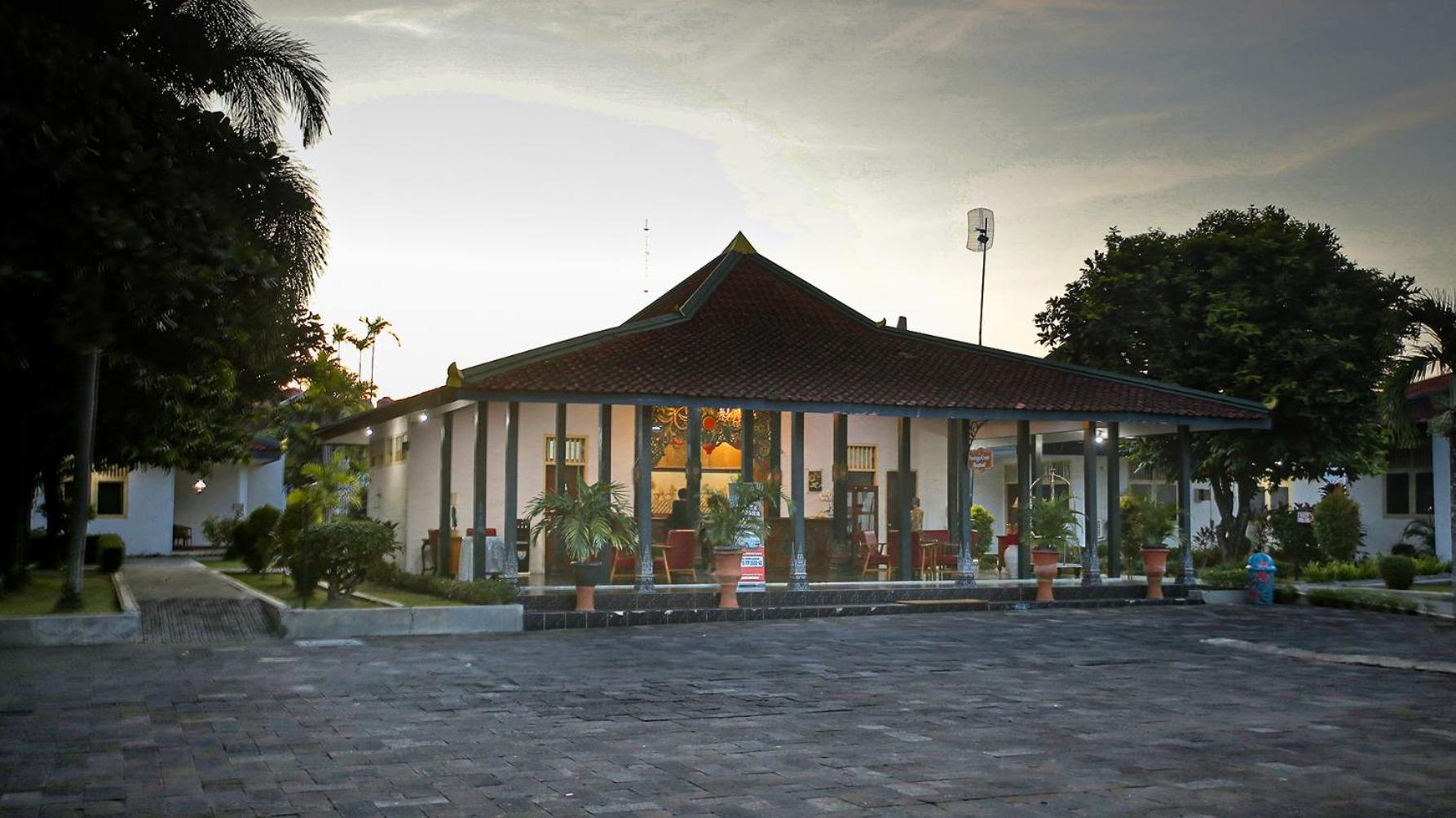 Royal Brongto Hotel Yogyakarta Exterior foto