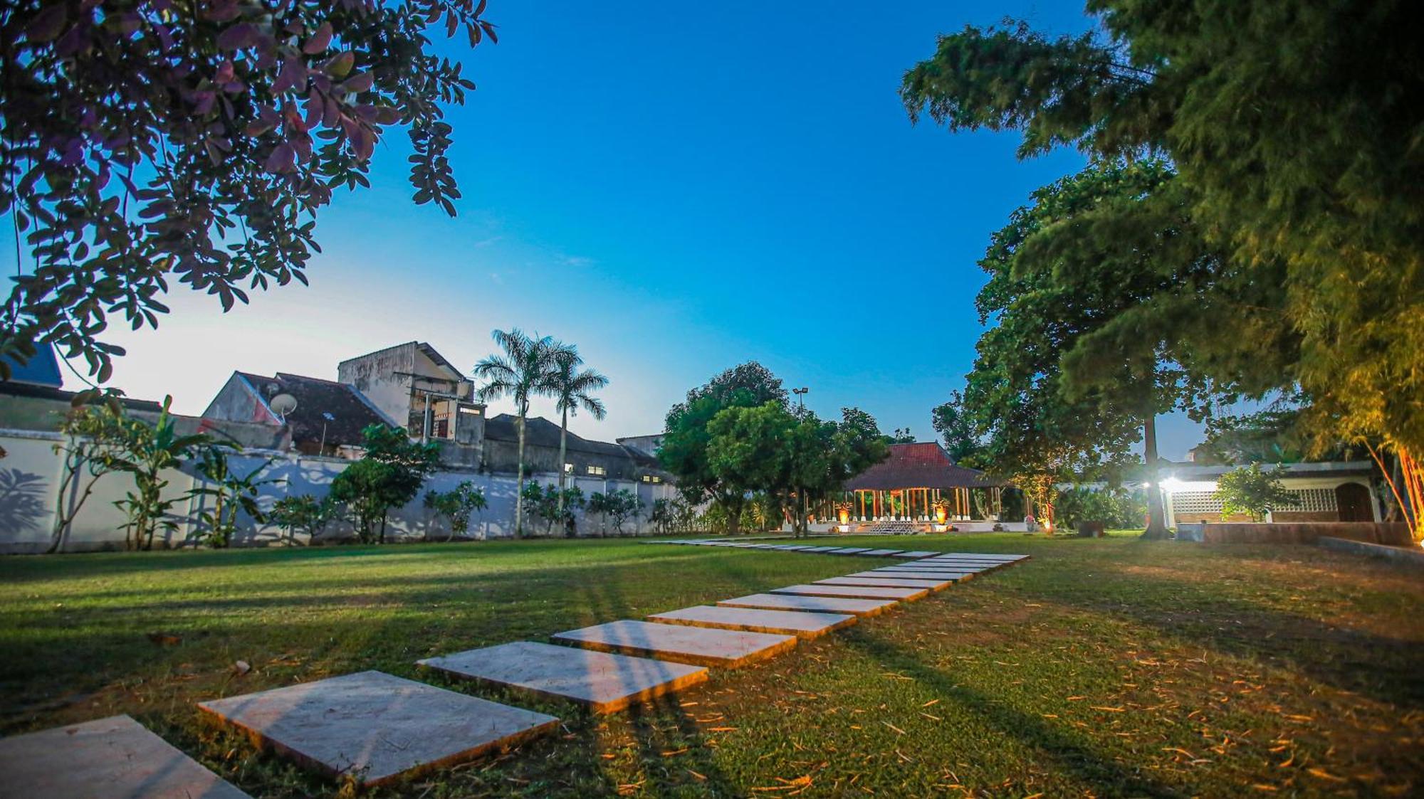 Royal Brongto Hotel Yogyakarta Exterior foto